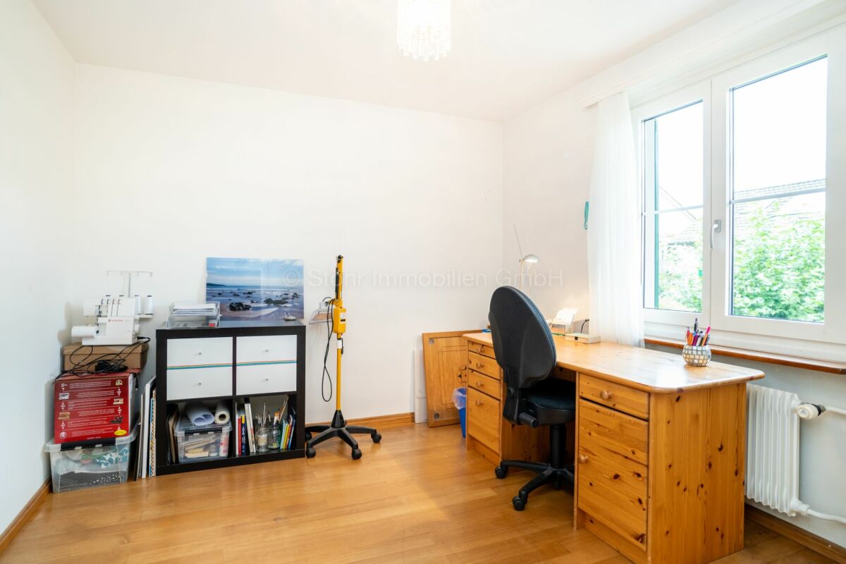 Helles Arbeitszimmer mit Holzmöbeln