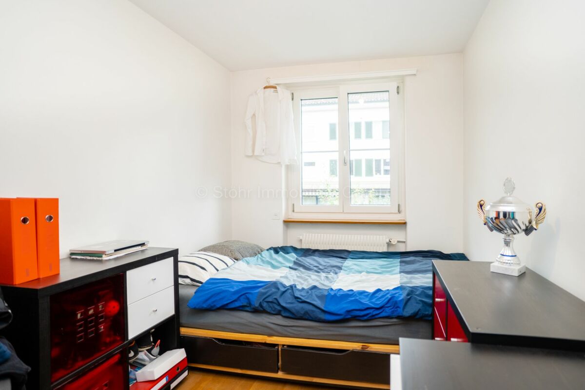 Kleines Schlafzimmer mit Bett und Fenster