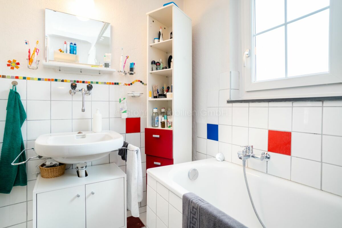 Helles Badezimmer mit Badewanne und Waschbecken