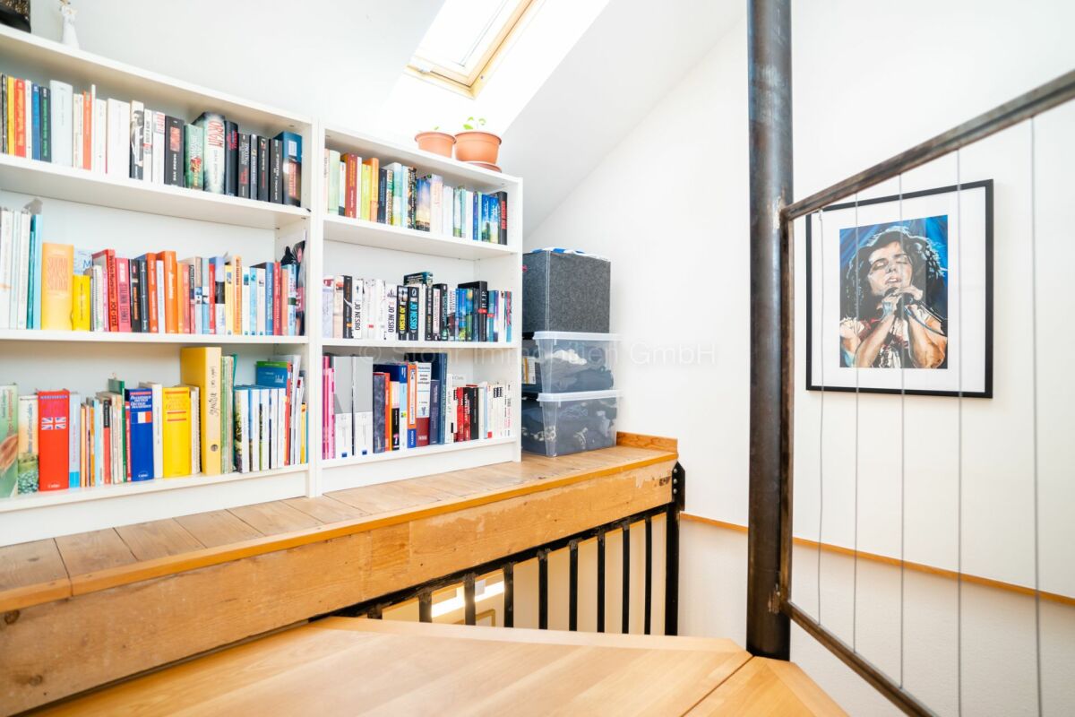 Lichtes Treppenhaus mit Bücherregalen