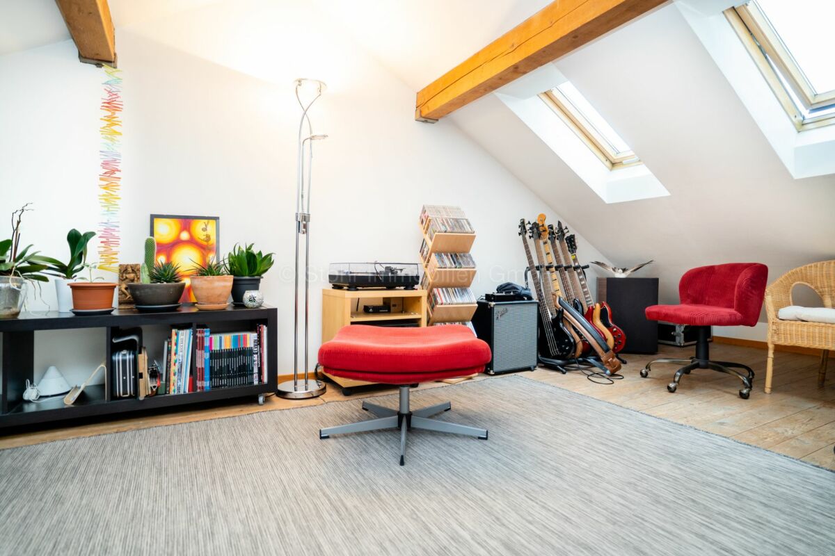 Ausgebauter Dachraum mit Musik- und Arbeitsbereich