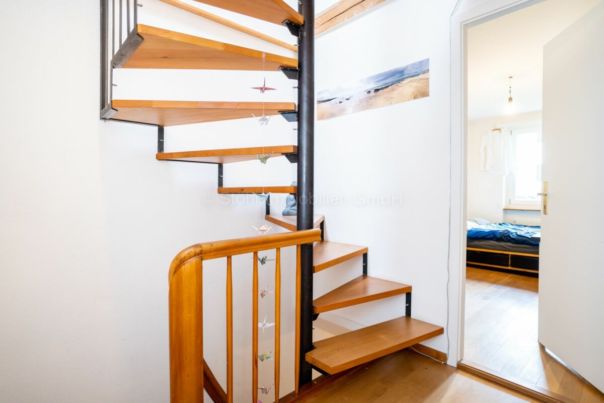 Treppenhaus mit Blick in ein Schlafzimmer