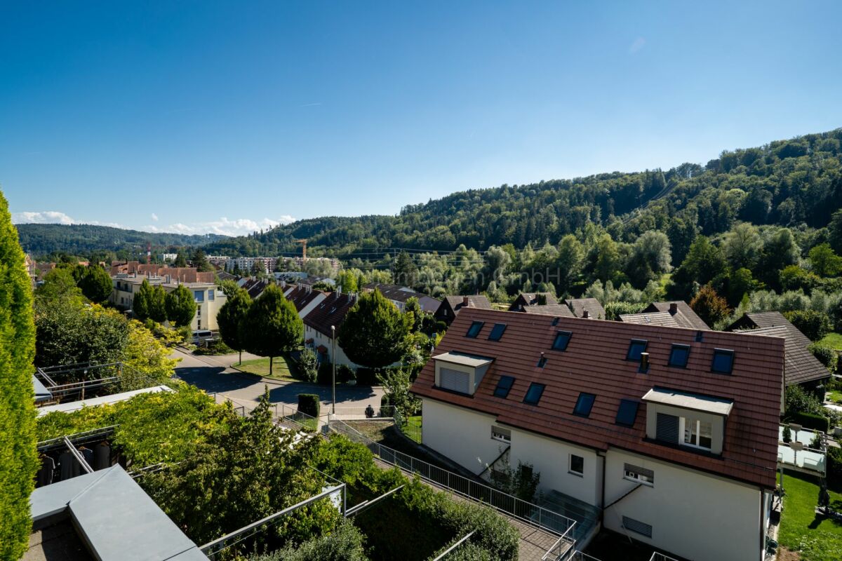 Wohnhaus in grüner Hanglage mit weitem Ausblick