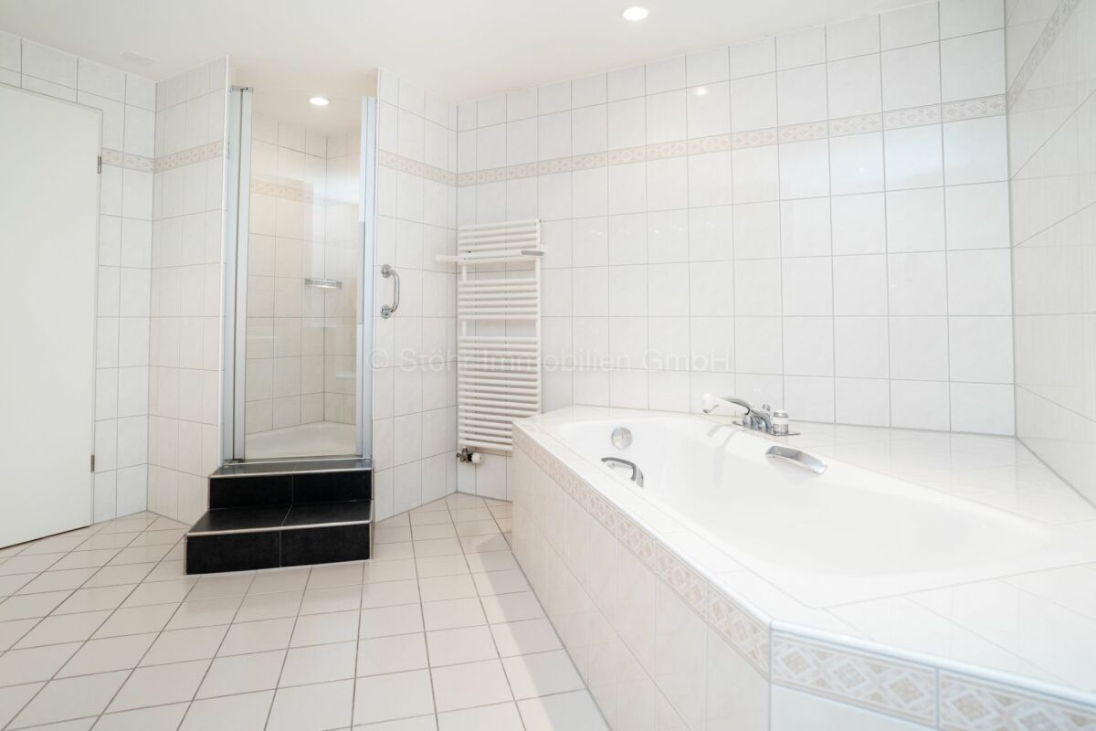 Badezimmer mit Badewanne und Dusche