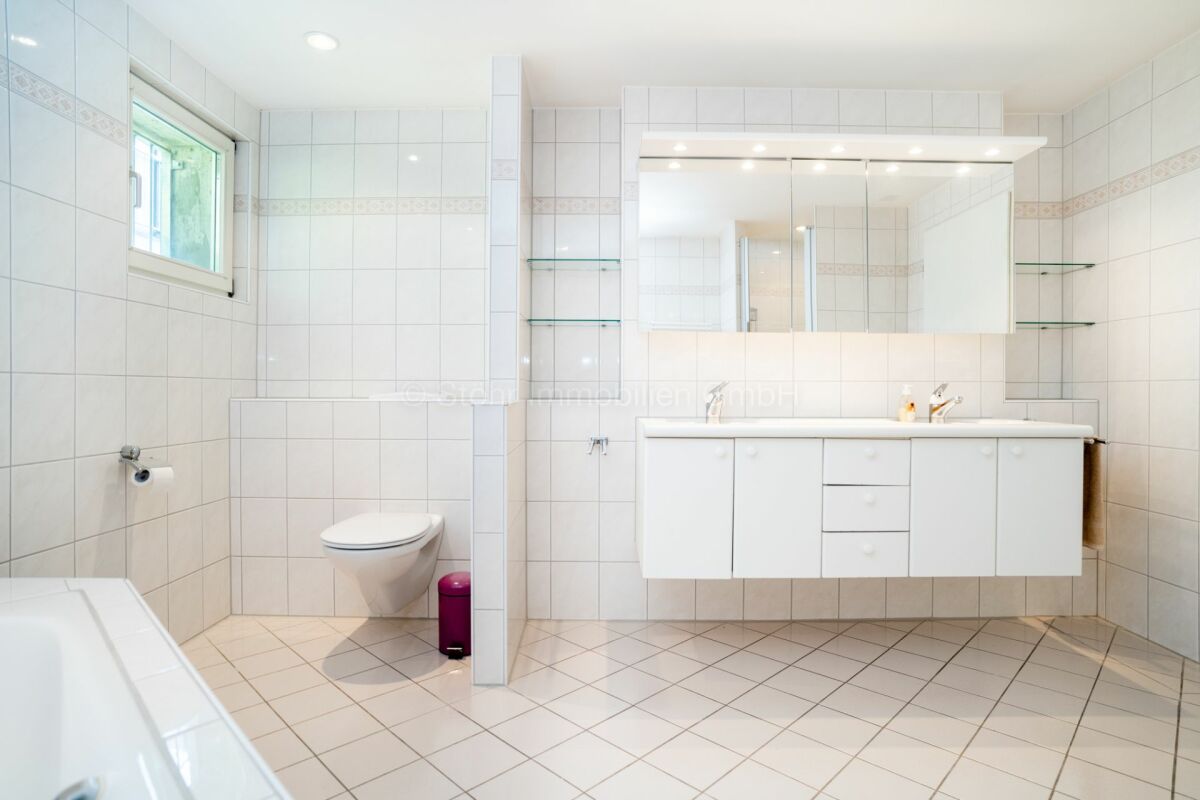 Helles Badezimmer mit Doppelwaschtisch und WC