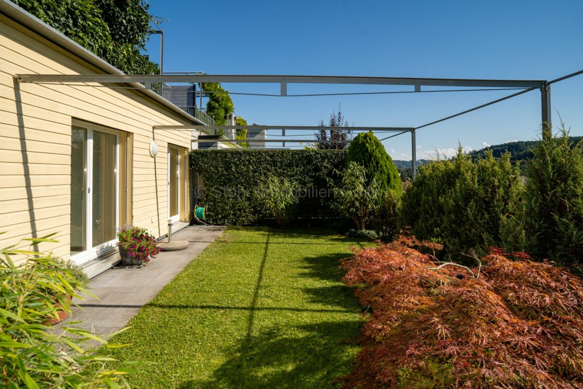 Terrasse mit Garten und Hausfassade