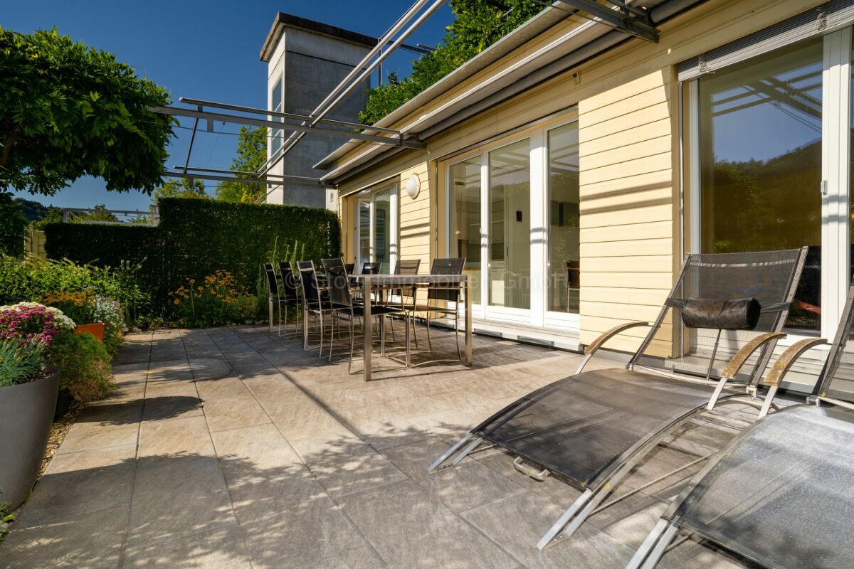 Terrasse mit Gartenmöbeln