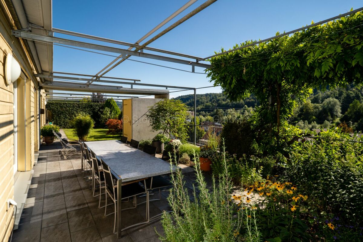 Große Terrasse mit Gartenblick