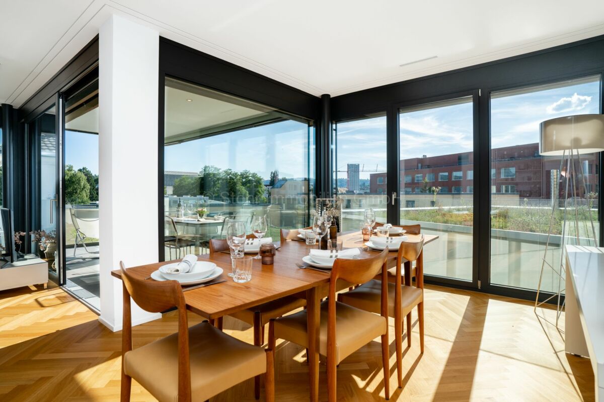 Eleganter Essbereich mit Glasfront