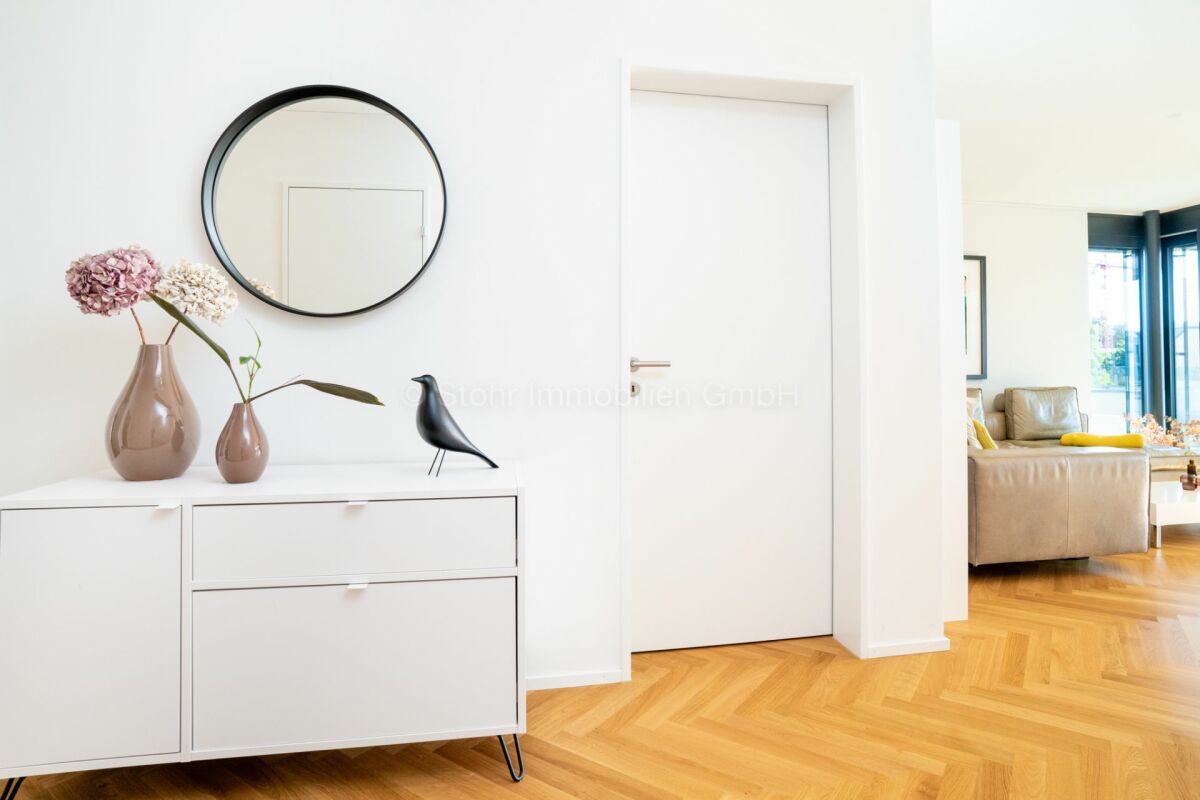 Heller Eingangsbereich mit Blick ins Wohnzimmer