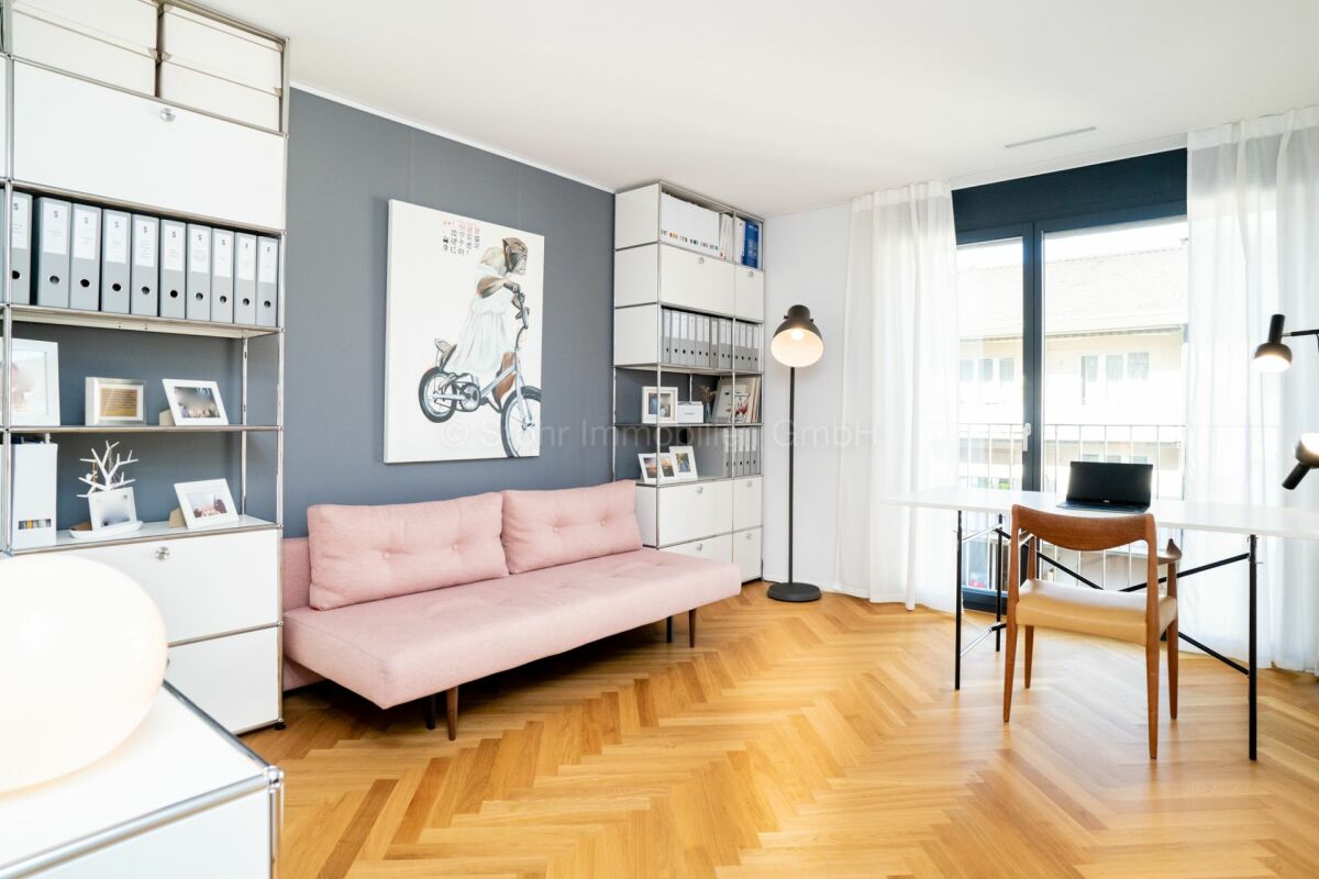 Helles Homeoffice mit Sofa und Schreibtisch