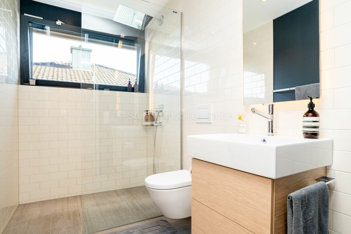 Modernes Badezimmer mit bodengleicher Dusche und Waschtisch