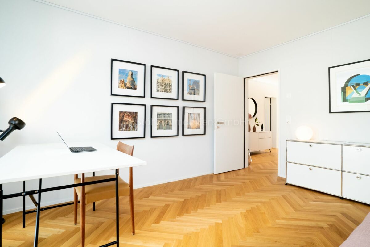 Heller Arbeits- bzw. Wohnraum mit Holzparkett und offener Tür