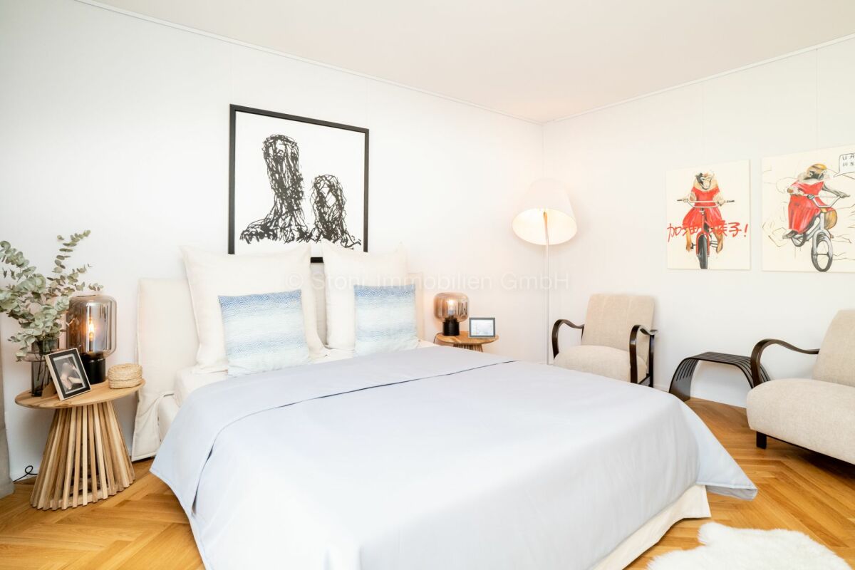 Helles, stilvoll eingerichtetes Schlafzimmer