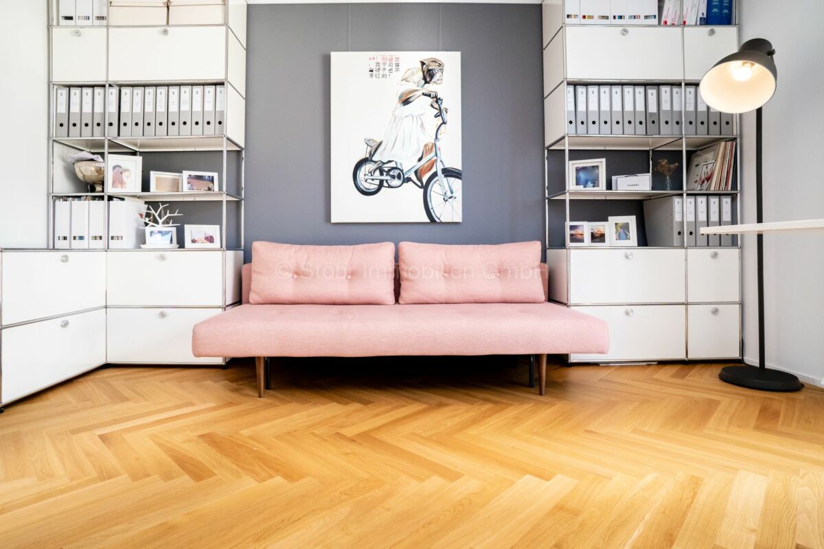 Wohnzimmer mit Tagesbett und Regalsystemen
