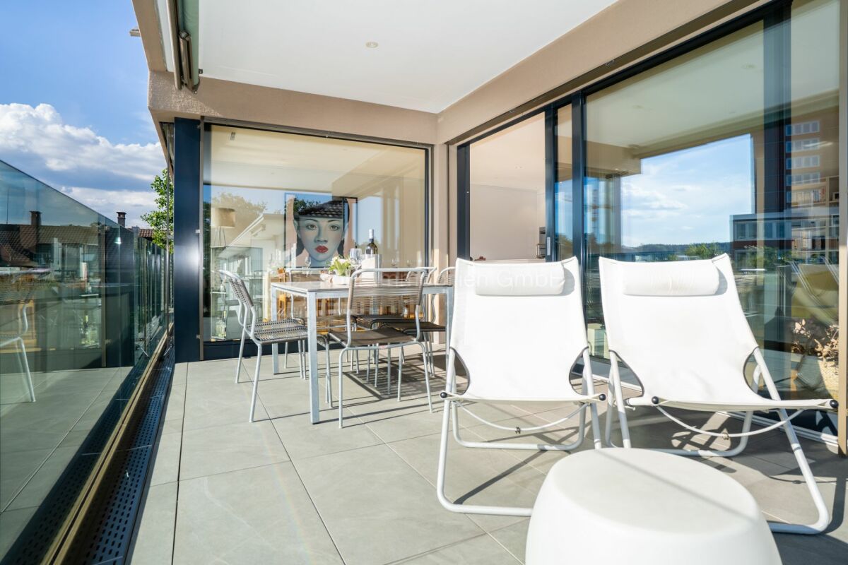 Moderne Dachterrasse mit Glasgeländer
