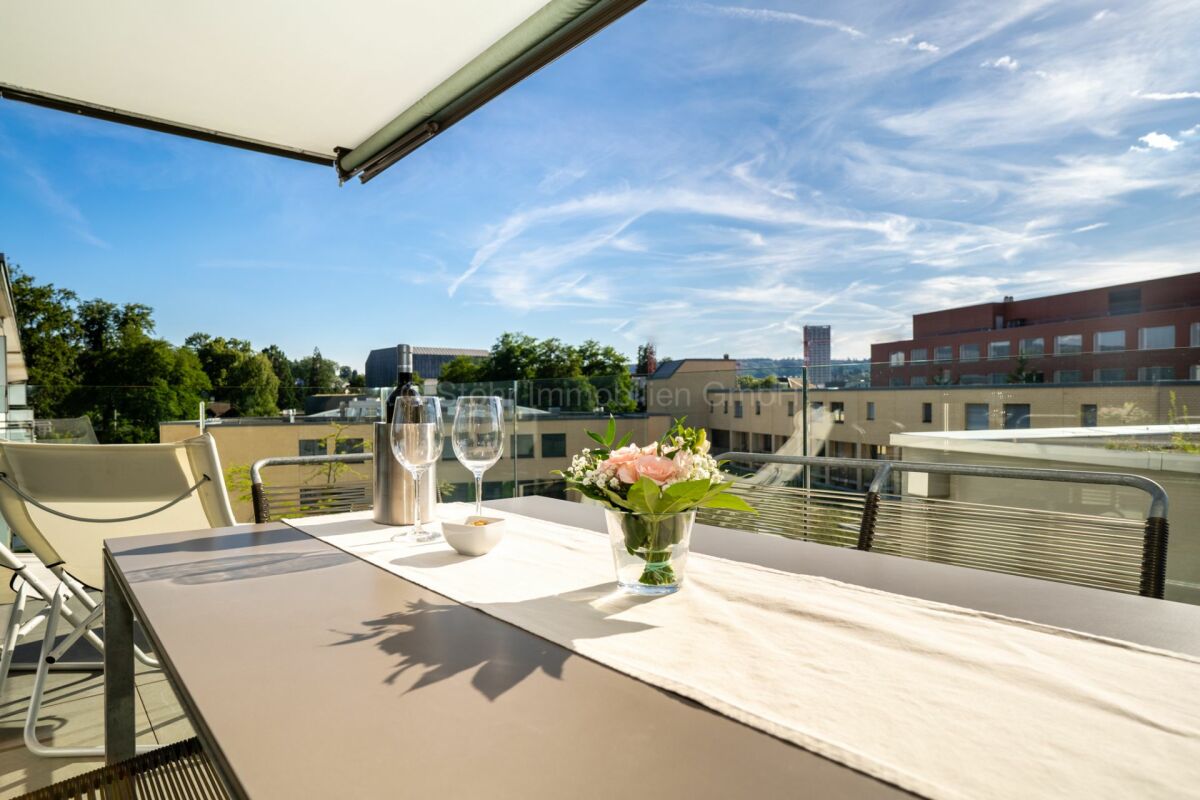 Balkon mit Tisch und Stadtblick