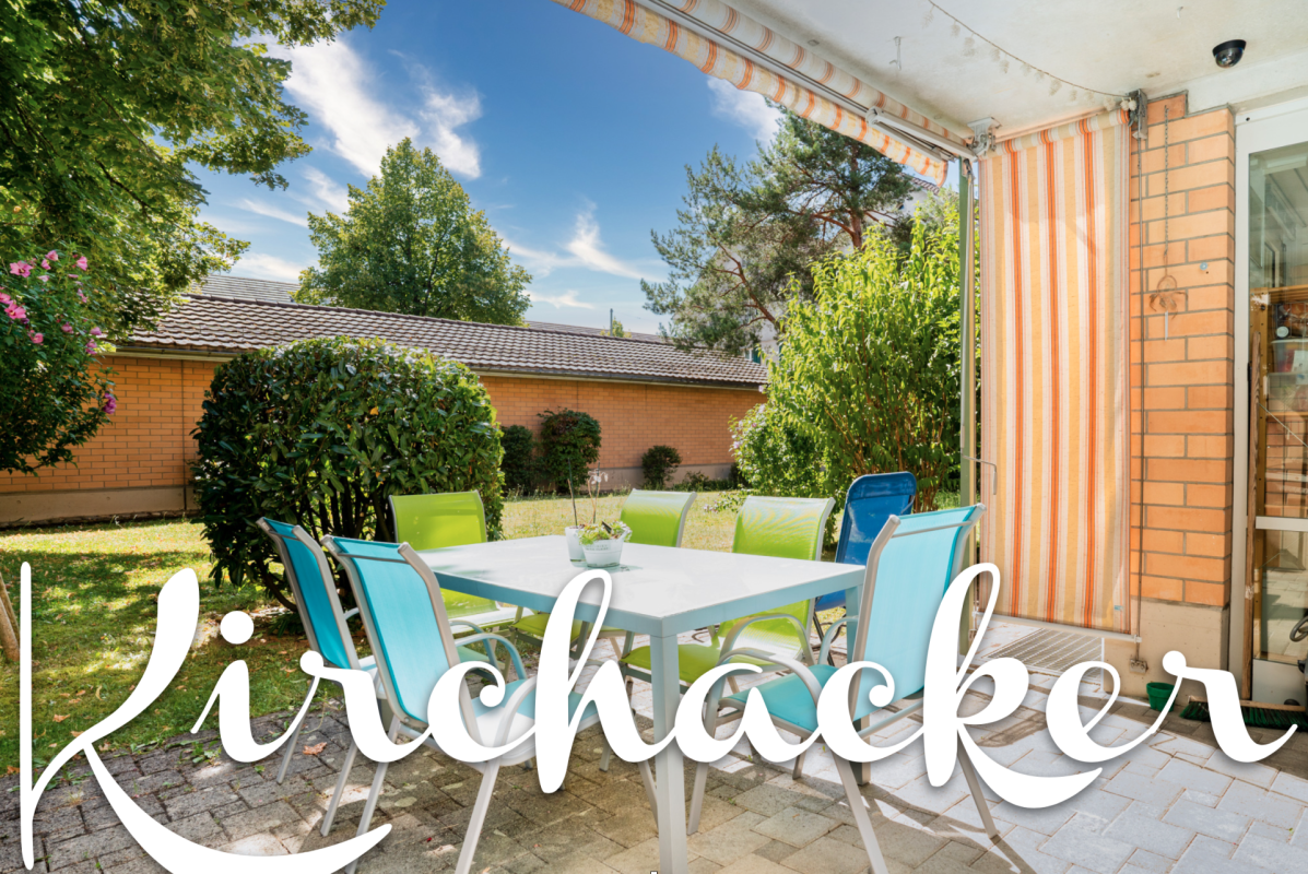 Überdachte Gartenterrasse mit Essgruppe
