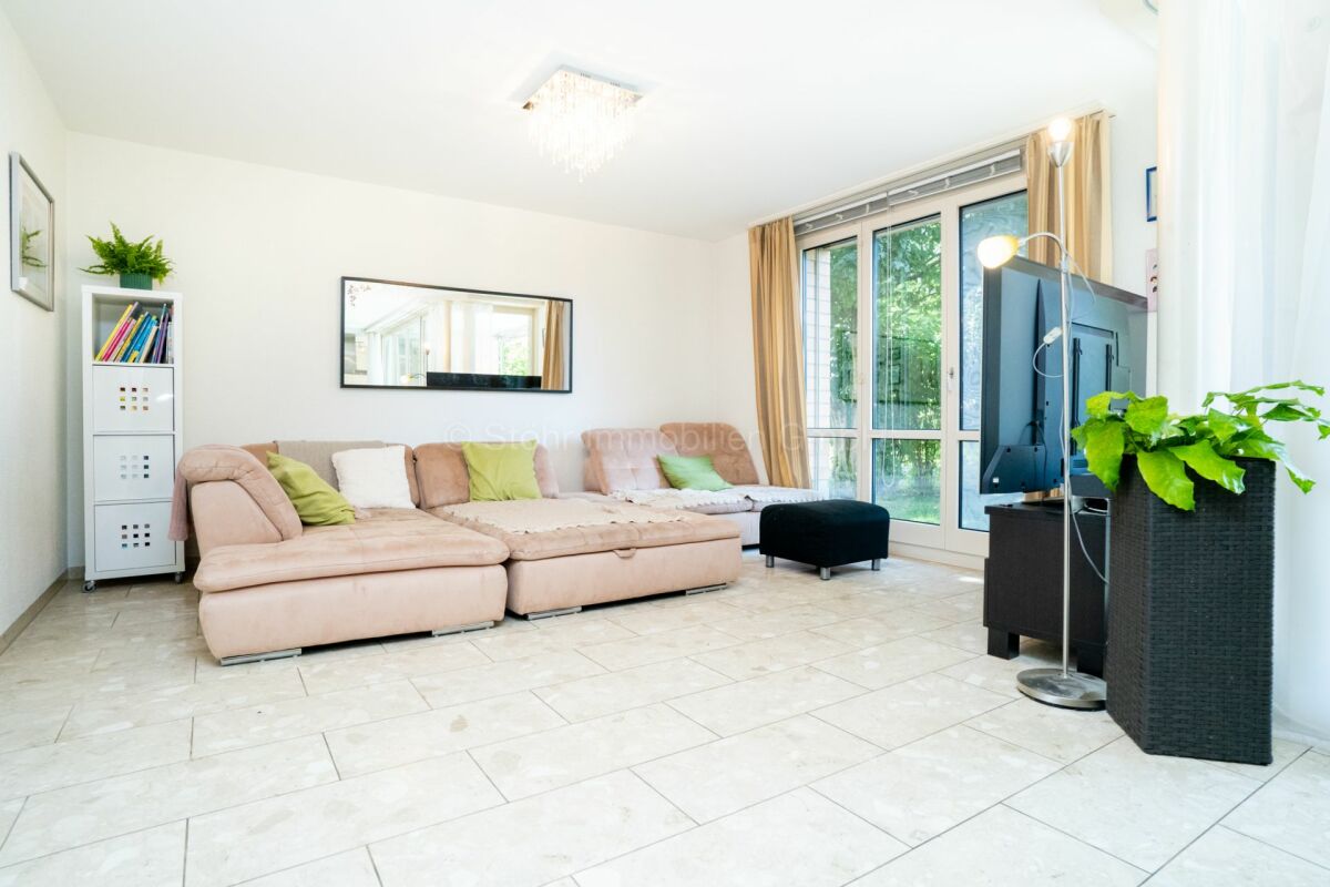 Helles Wohnzimmer mit großer Fensterecke