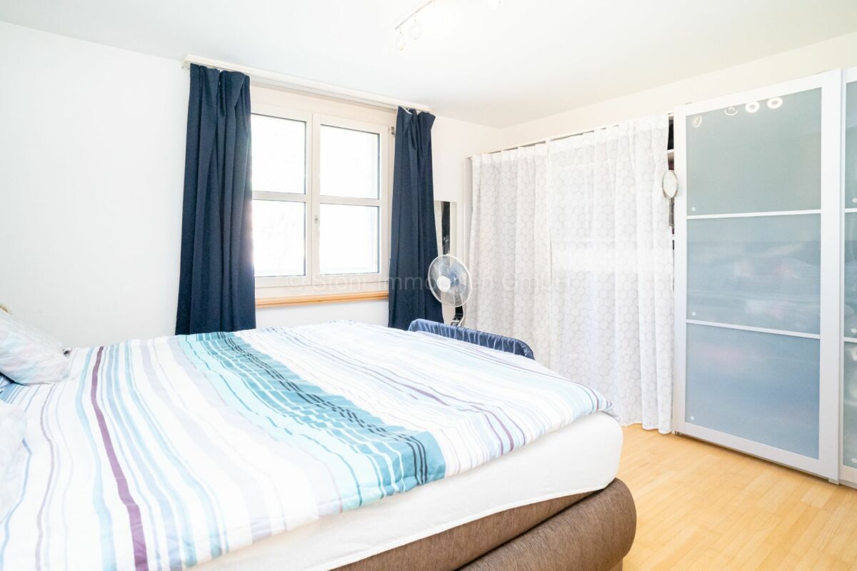 Schlafzimmer mit Doppelbett und Kleiderschrank
