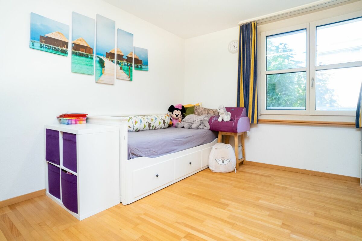 Helles Kinderzimmer mit Einzelbett