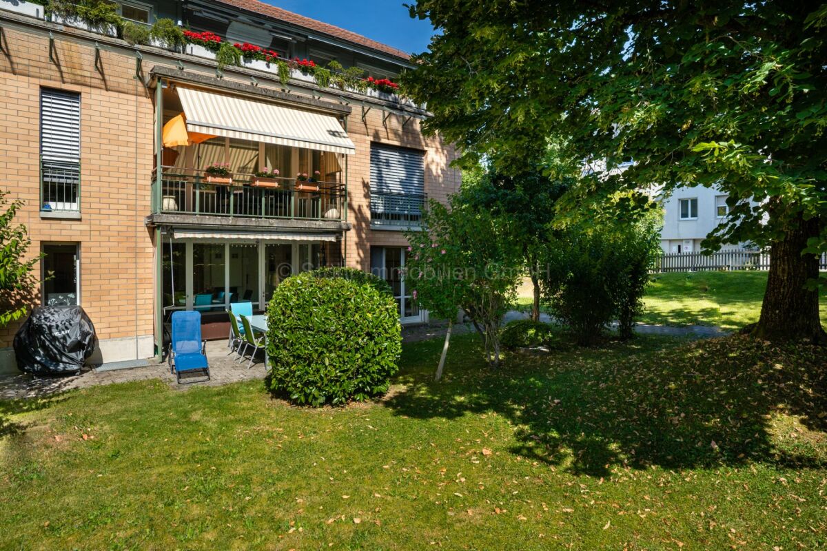 Wohngebäude mit Garten und Balkon