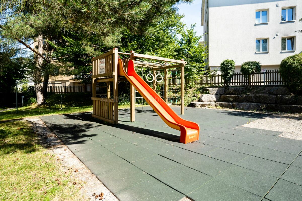 Spielplatz im Außenbereich eines Wohngebäudes