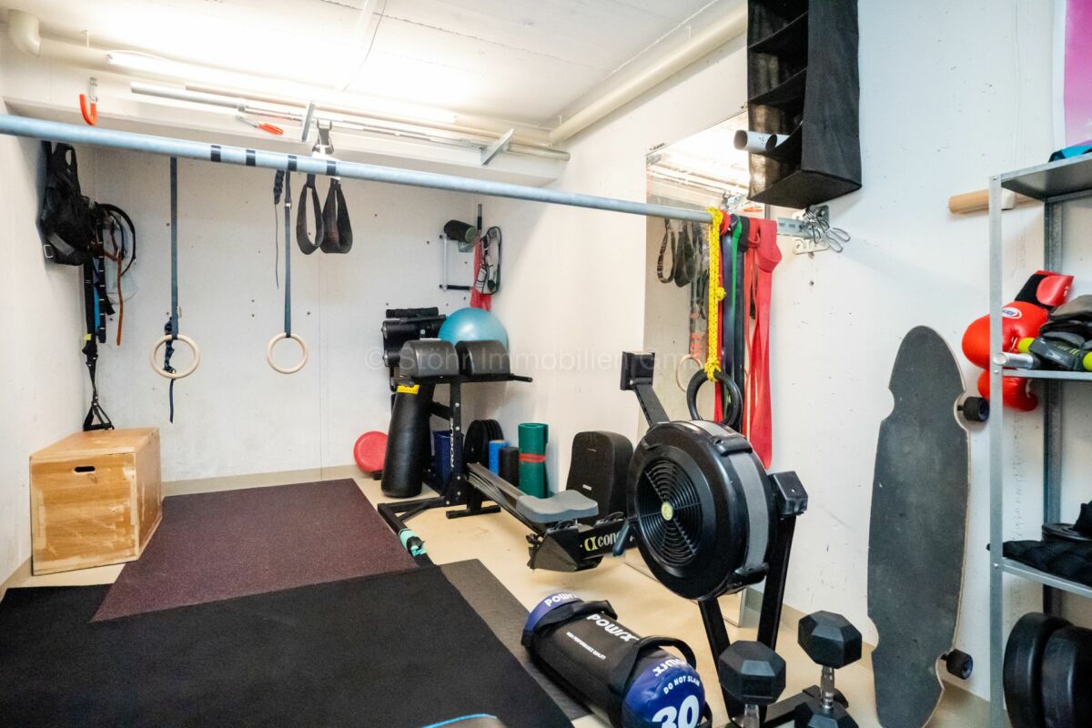 Home-Gym mit Trainingsgeräten