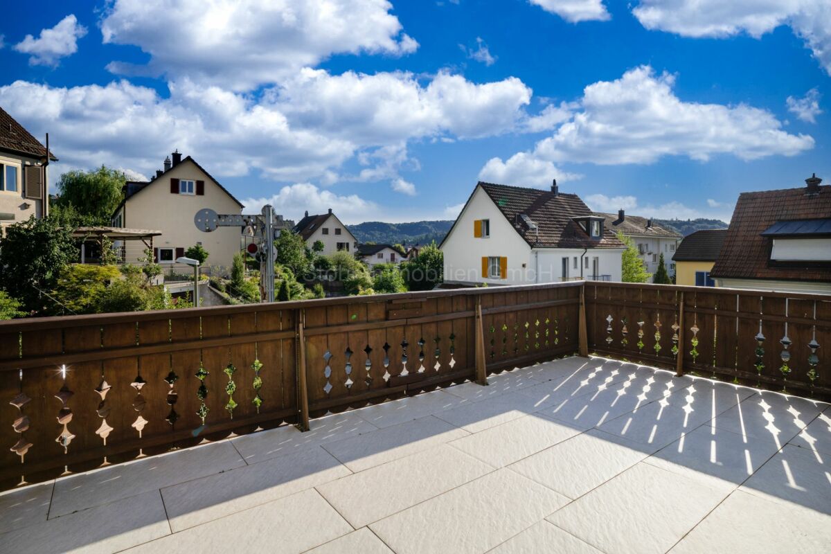 Terrasse mit Fernblick auf Wohnhäuser und Berge
