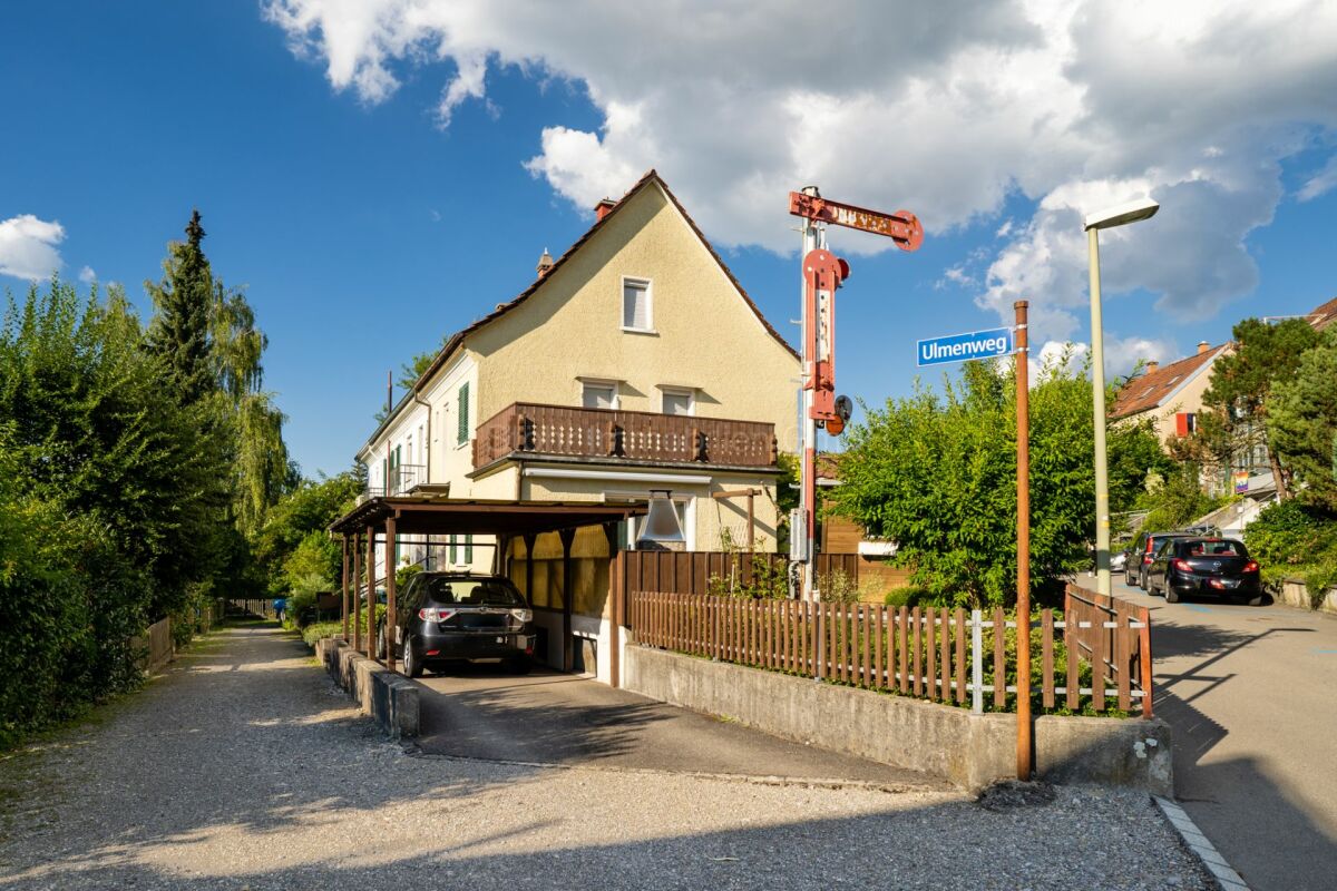 Wohnhaus an ruhiger Straße mit Carport