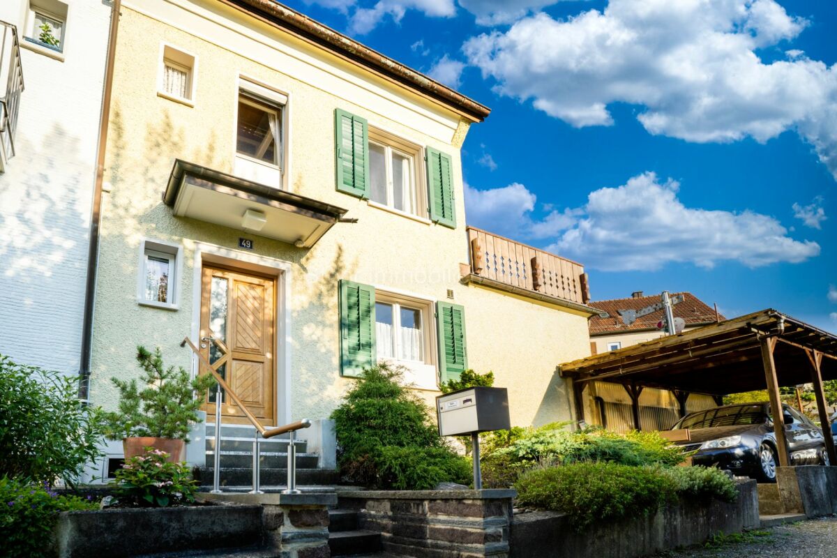 Einfamilienhaus mit Carport und Vorgarten
