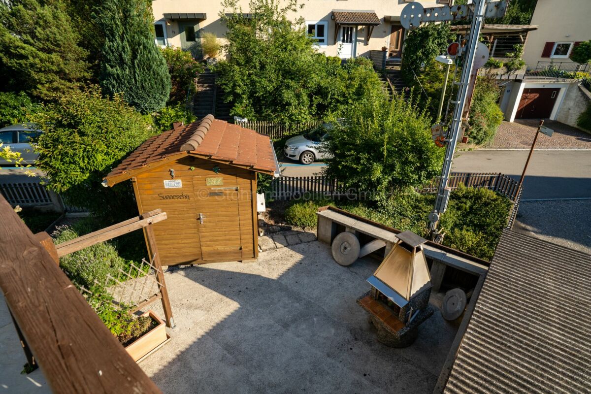 Außenbereich mit Holzhütte und Garten