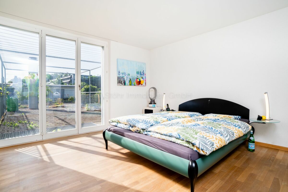 Helles Schlafzimmer mit großer Fensterfront