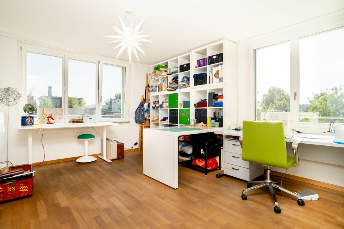 Helles Arbeitszimmer mit großen Fenstern