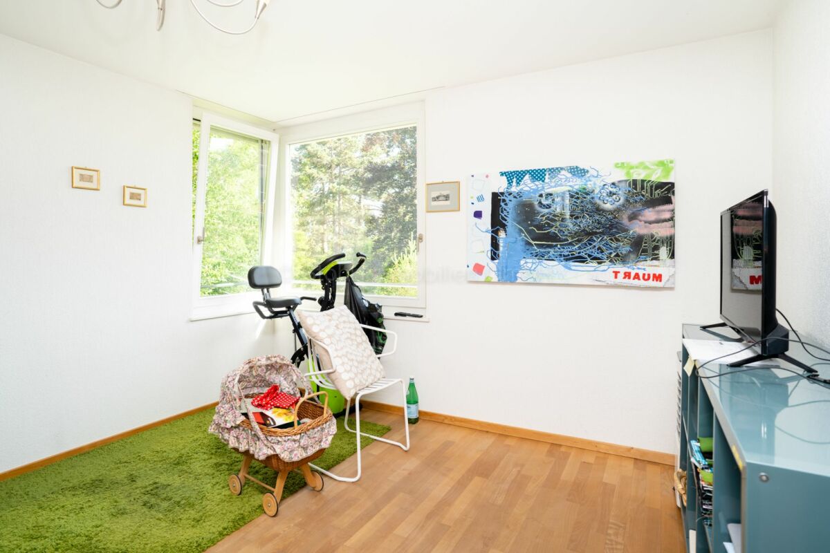 Helles Zimmer mit Grünblick und gemischter Einrichtung