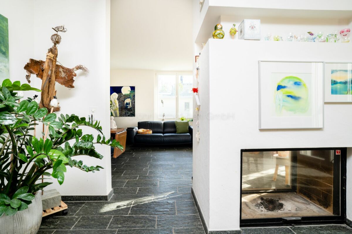 Moderner Wohnbereich mit Kamin und Kunstobjekten
