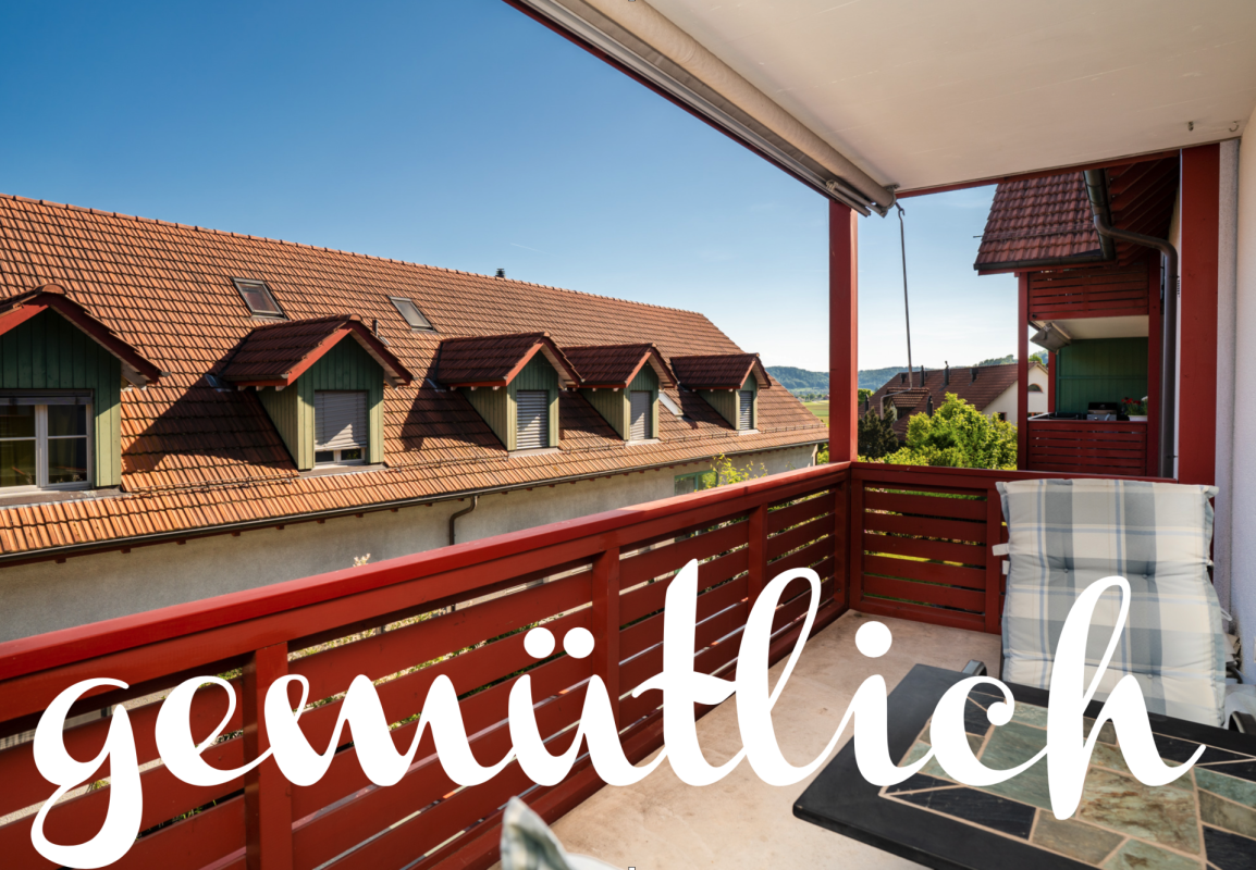Balkon mit Ausblick auf umliegende Wohnhäuser