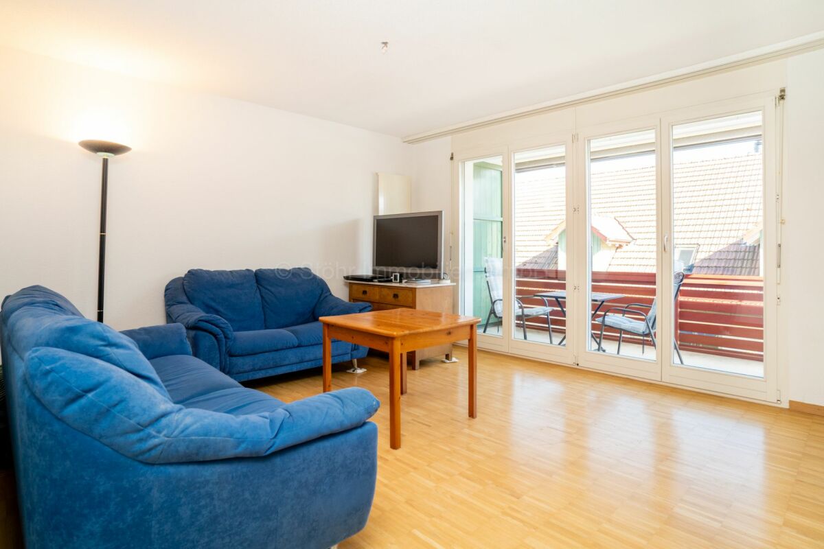 Helles Wohnzimmer mit Balkonzugang
