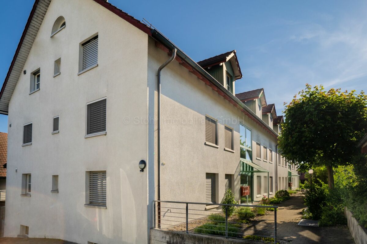 Mehrfamilienhaus mit Gartenweg
