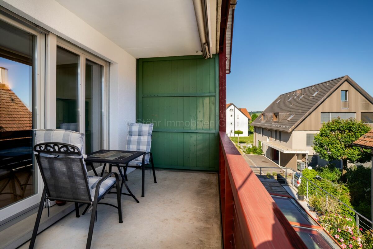 Balkon mit Blick auf Wohngebäude