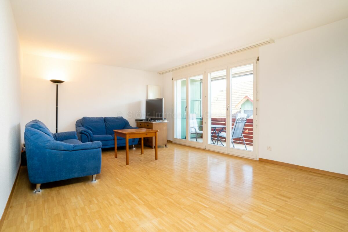 Helles Wohnzimmer mit Balkonzugang