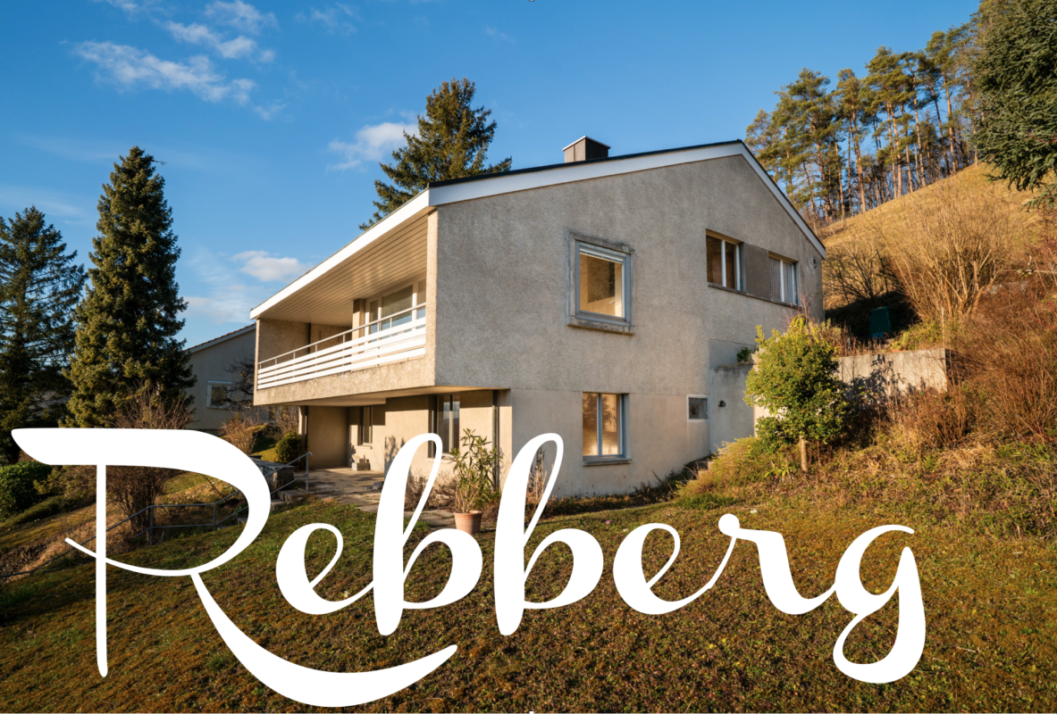 Wohnhaus in Hanglage mit Balkon