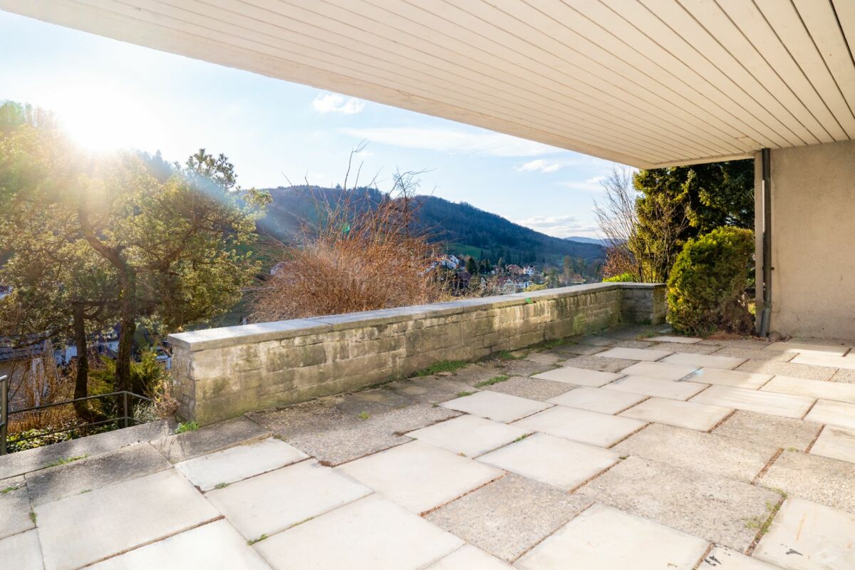 Überdachte Terrasse mit Bergblick