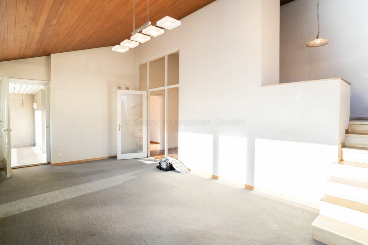 Großer heller Wohnraum mit Treppe