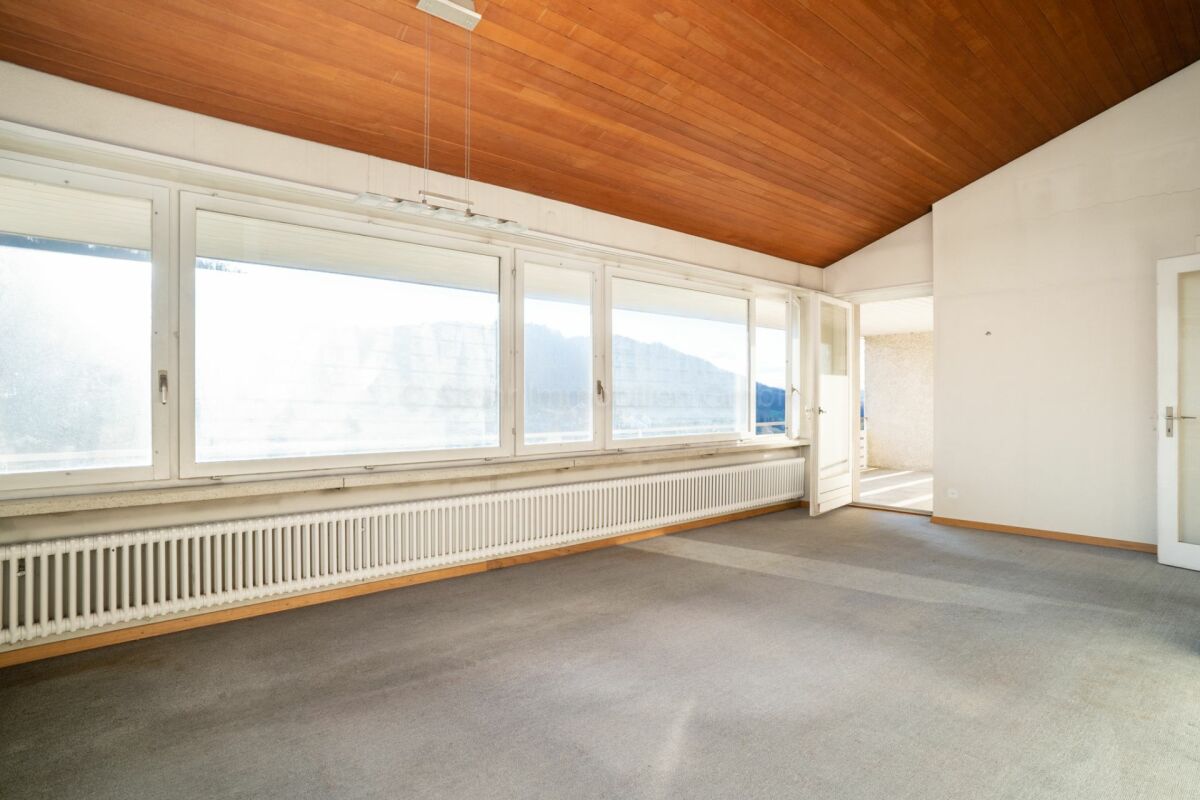 Heller Wohnraum mit Holzdecke