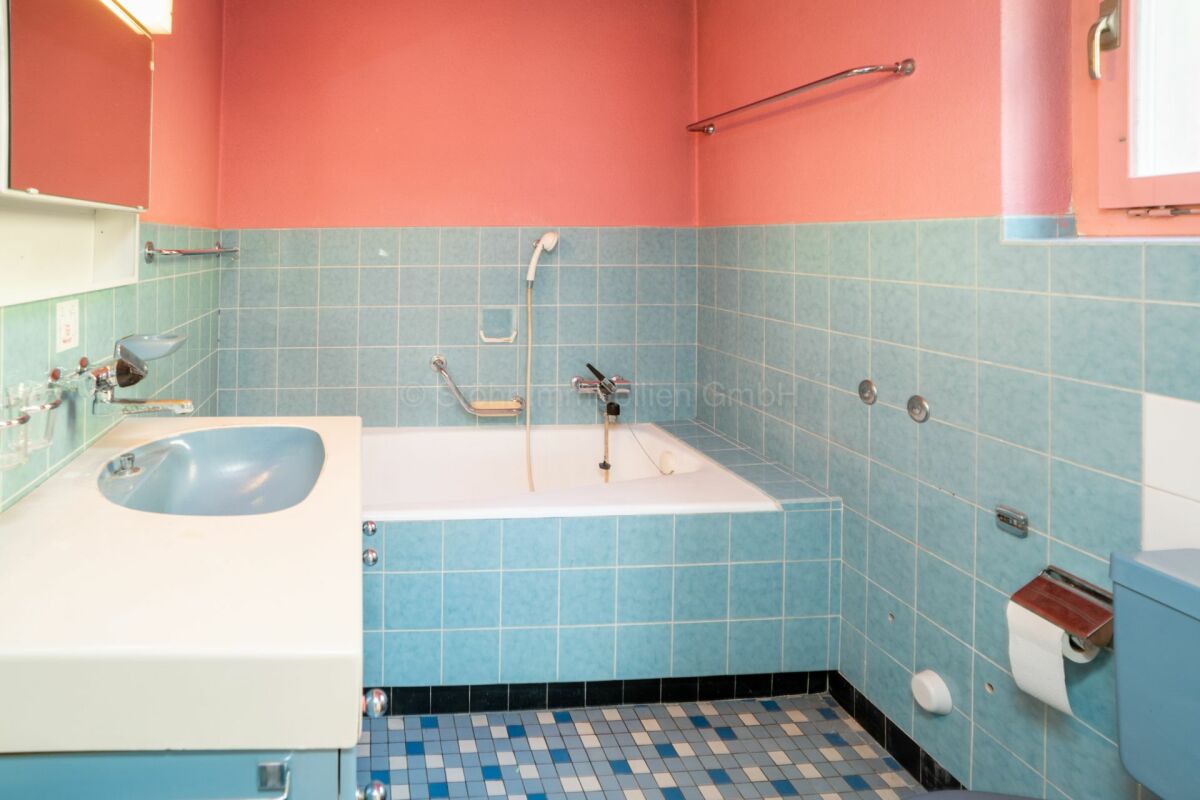 Badezimmer mit Retro-Fliesen und Badewanne