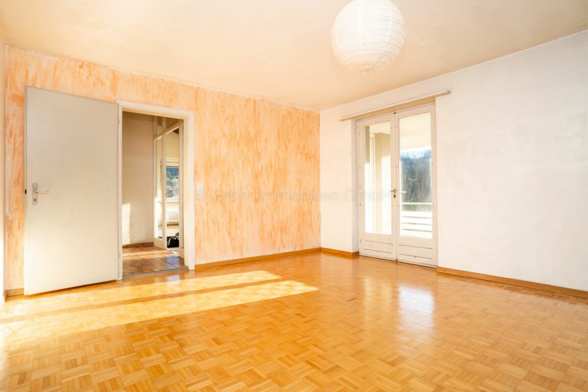 Leerer heller Wohnraum mit Parkettboden