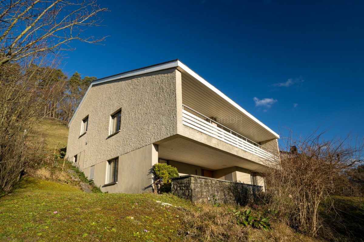 Moderne Hanglage mit Balkon