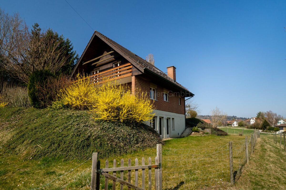 Ländliches Einfamilienhaus mit Satteldach und Garten