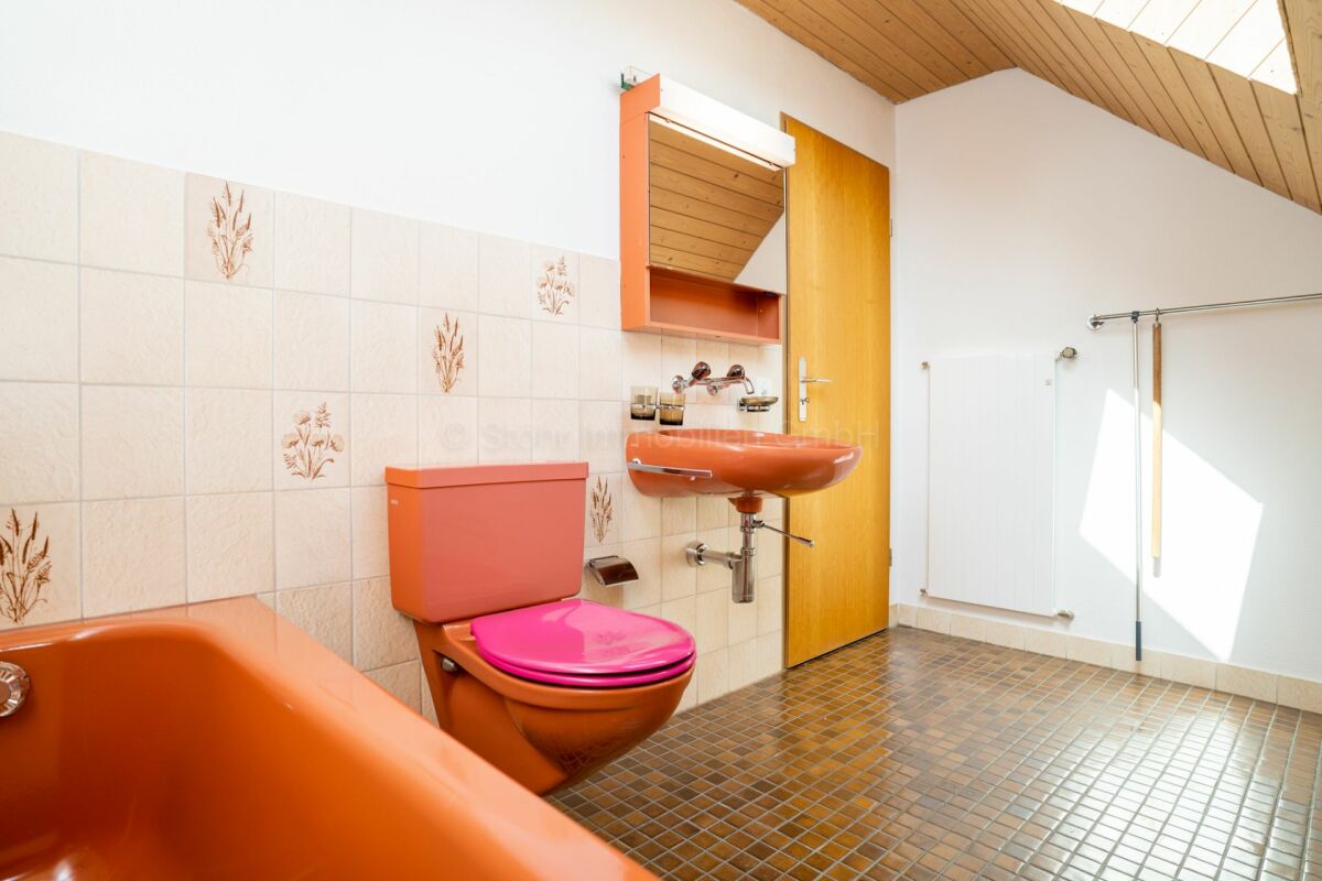 Retro-Badezimmer mit farbigen Sanitärobjekten
